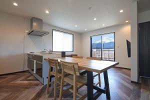 Una cocina con una mesa y sillas de madera en una habitación. en 08 Resort Club -Theater-, en Fujikawaguchiko
