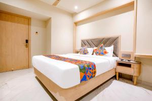 1 dormitorio con 1 cama grande en una habitación en FabHotel Aqua Rooms, en Bombay