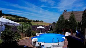 HerscheidÜbernachten im Café Restaurant Vedder的房子后院的游泳池