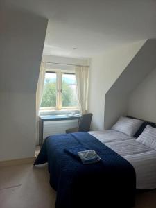 sypialnia z dużym łóżkiem i oknem w obiekcie Home with views on the bay w mieście Greenane