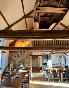 Εστιατόριο ή άλλο μέρος για φαγητό στο Domaine Solognot avec Bar, Sauna, Jacuzzi, Piscine