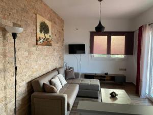 sala de estar con sofá y mesa en Beautiful panoramic apartment in Agia Fotia Sitia, en Agia Fotia
