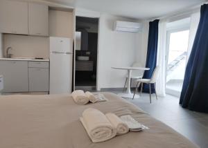 Terrazza Reale - Suite 2 في كازيرتا: غرفة نوم عليها سرير وفوط