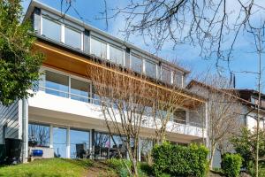 una vista exterior de un edificio en Haus Alexander, en Meersburg