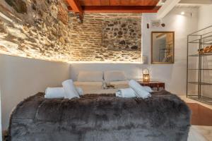 グラナダにあるtuGuest House Albaicínの石壁の客室の大型ベッド1台分です。