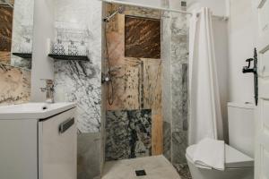グラナダにあるtuGuest House Albaicínのバスルーム(シャワー、トイレ、洗面台付)