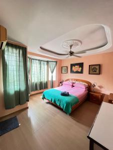 1 dormitorio con cama y techo en Iwan Ila Homestay en Batang Kali