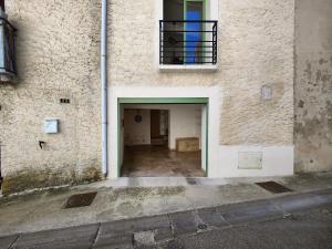 a hallway of a building with a door and a window at *Duplex Home Lambesc*Clim Garage in Lambesc