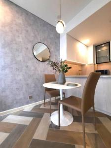 cocina con mesa, sillas y espejo en Luxury Condo In Metropole Thu Thiem Sai Gon, en Ho Chi Minh 5 fotos más