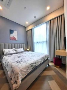Katil atau katil-katil dalam bilik di Luxury Condo In Metropole Thu Thiem
