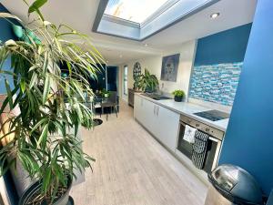 uma cozinha com uma clarabóia e algumas plantas em A Hidden Gem With Private Hot Tub and Garden - Netflix - Fast Wifi - Free Parking em Bournemouth