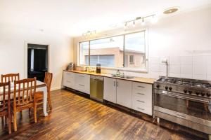 A kitchen or kitchenette at Charming Home Near Melbourne Airport & CBD