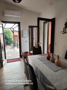 une salle à manger avec une table et une vue sur un patio dans l'établissement DOMO A MARE, à Magomadas