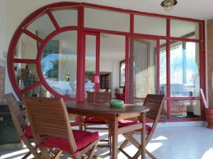 - une salle à manger avec une table, des chaises et un miroir dans l'établissement Casa vacanze villa Pellegrino, à Salerne