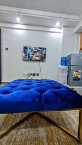 Cama grande en habitación con manta azul en Rads apartment,kileleshwa, en Nairobi