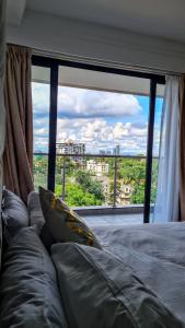 1 dormitorio con ventana grande con vistas a la ciudad en Rads apartment,kileleshwa, en Nairobi