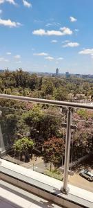 desde el balcón de un edificio con vistas al parque en Rads apartment,kileleshwa, en Nairobi