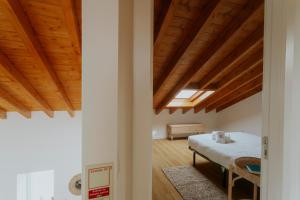 ein Schlafzimmer mit einem Bett in einem Zimmer mit Holzdecken in der Unterkunft Best Houses 17 - Casa da Saudade in Atouguia da Baleia + 39 Fotos