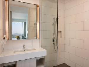 Koupelna v ubytování Grand Mercure Lampung
