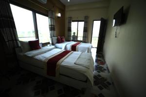 Tempat tidur dalam kamar di Hotel Flycatcher Chitwan- A jungle Safari Home