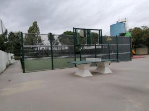Tenis lub squash w obiekcie Mobil Home Les salins de la gardiole lub w pobliżu