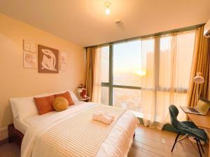 Un dormitorio con una cama y una ventana grande. en Best BGC Condo Near Uptown Area #oursw30b2, en Manila 35 fotos más