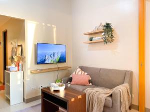 TV tai viihdekeskus majoituspaikassa Deluxe 1br - Bgc Uptown, Netflix, Pool #oursw30b2