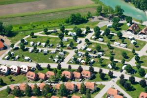 eine Luftansicht eines Dorfes mit Häusern und Autos in der Unterkunft Camp Terme Čatež in Čatež ob Savi
