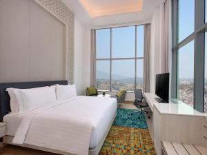 Postel nebo postele na pokoji v ubytování Grand Mercure Lampung