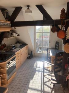 een keuken met een tafel, een fornuis en een raam bij Romantische Ferienwohnung im historischen Stadtkern Jüterbog in Jüterbog