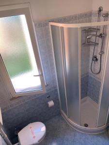 bagno con doccia e servizi igienici. di Des Bains 138 B&B a Milano Marittima