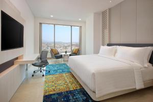 Postel nebo postele na pokoji v ubytování Grand Mercure Lampung + 16 fotografií
