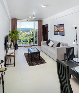 - un salon avec un canapé et une table dans l'établissement Regent Heights, à Kandy