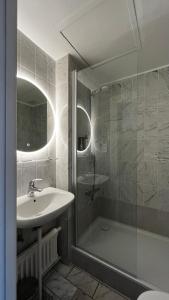 uma casa de banho com um chuveiro, um lavatório e um chuveiro em Hotel Astoria, Best Western Signature Collection em Copenhague