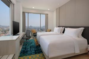 Postel nebo postele na pokoji v ubytování Grand Mercure Lampung