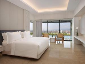 Postel nebo postele na pokoji v ubytování Grand Mercure Lampung