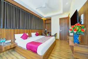 מיטה או מיטות בחדר ב-Presedent Airport Hotel Near Delhi International Airport
