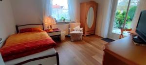 シュタインハーゲンにあるHaus am Parkのベッドルーム(ベッド1台、デスク、鏡付)