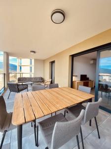 una sala da pranzo con tavolo e sedie in legno di BEL'ORIZONTE Proche centre ville et plage, vue mer a Propriano