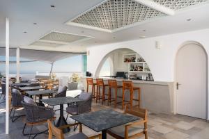 Un restaurante o sitio para comer en Santorini Palace