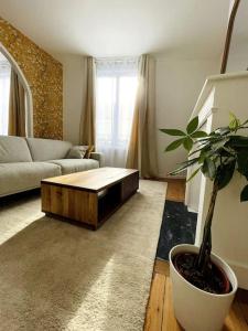 a living room with a couch and a coffee table at Nuit D'or - Chardonnay - Séjour & Pro in Épernay