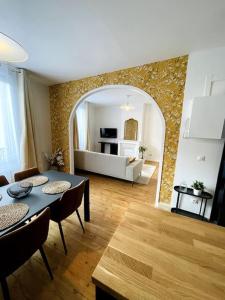 a living room with a table and chairs and a couch at Le Chardonnay in Épernay