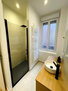 a bathroom with a sink and a shower at Le Chardonnay in Épernay