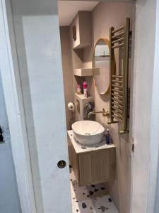 a bathroom with a sink and a mirror at Stunning 3 bedroom house sleeps up to 6 in Norwood
