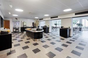 a lobby with a hair salon with tables and chairs at Danhostel Esbjerg in Esbjerg