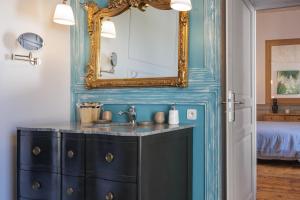 a bathroom with a sink and a mirror at La Martinoise Patio in Saint-Martin-de-Ré