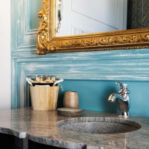 a bathroom with a sink and a mirror at La Martinoise Patio in Saint-Martin-de-Ré