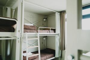 Cette petite chambre comprend des lits superposés. dans l'établissement Len Kyoto Kawaramachi, à Kyoto