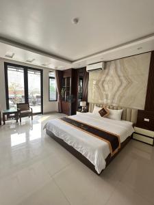 duża sypialnia z dużym łóżkiem w pokoju w obiekcie Solar Hotel w Ha Long