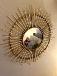 lustro na ścianie z łóżkiem w pokoju w obiekcie Countryside Loft in Bridgnorth w mieście Bridgnorth
